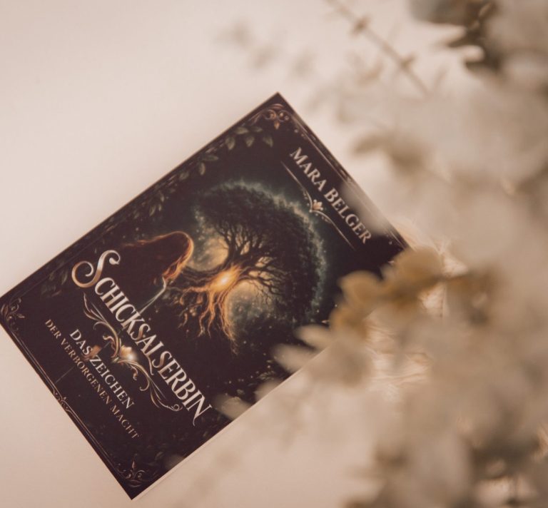 Buchcover mit einem Baum und dem Titel "Schicksalserbin" von Mara Belger. Jonahlu-Fotografie