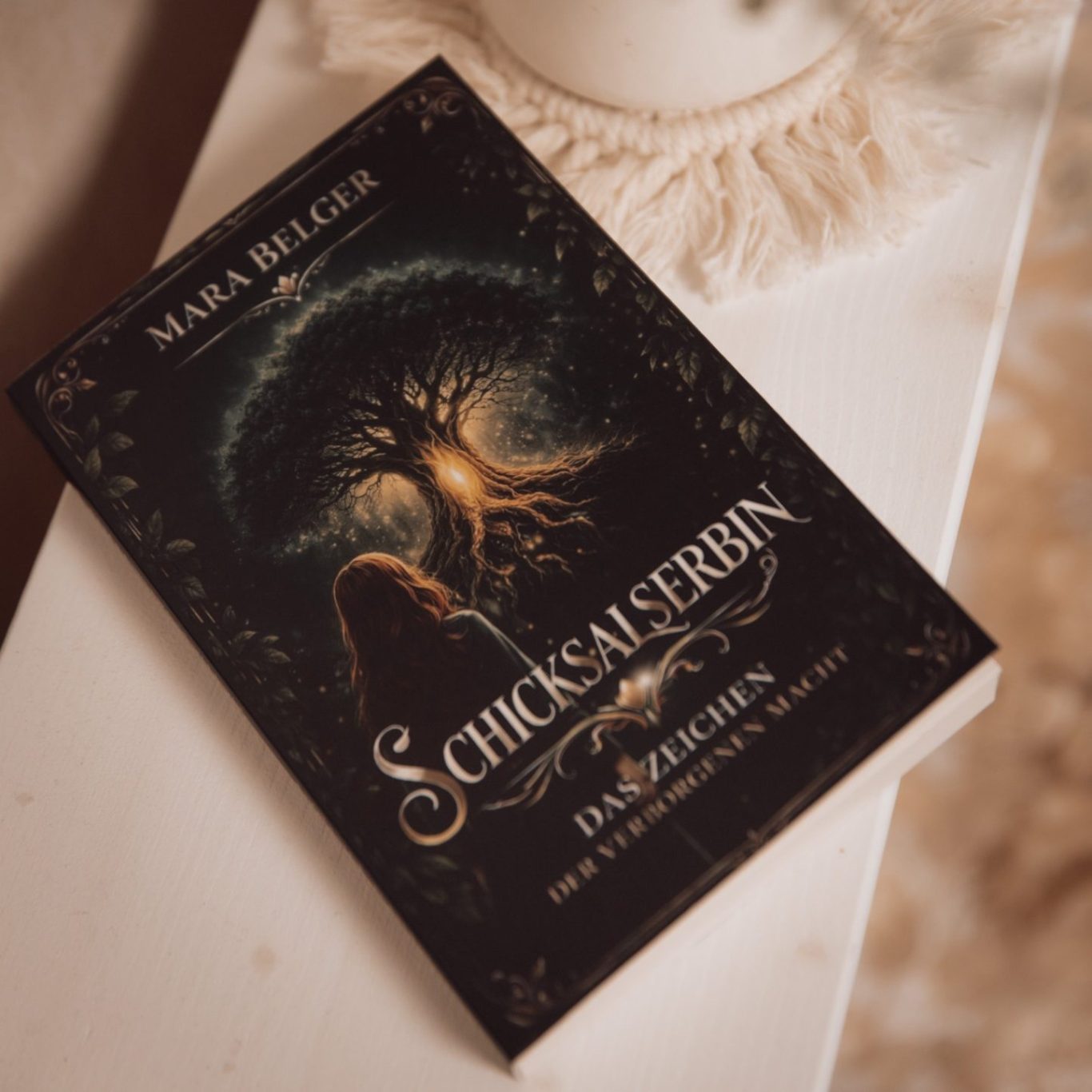 Schicksalserbin - Das Zeichen der verborgenen Macht Buchcover von "Schicksalserbin", das eine mystische Baum-Szene zeigt.
JonahLu-Fotografie